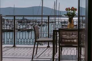 Отель Regent Porto Montenegro Тиват Номер Делюкс Venezia с кроватью размера «king-size» и видом на море-8