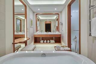 Отель Regent Porto Montenegro Тиват Номер Делюкс Venezia с кроватью размера «king-size» и видом на море-9